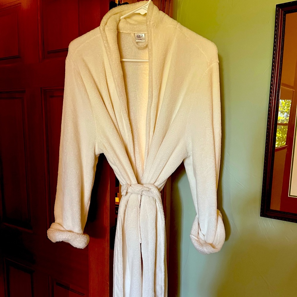 Ulta fleece mid length ivory robe with two front pockets.